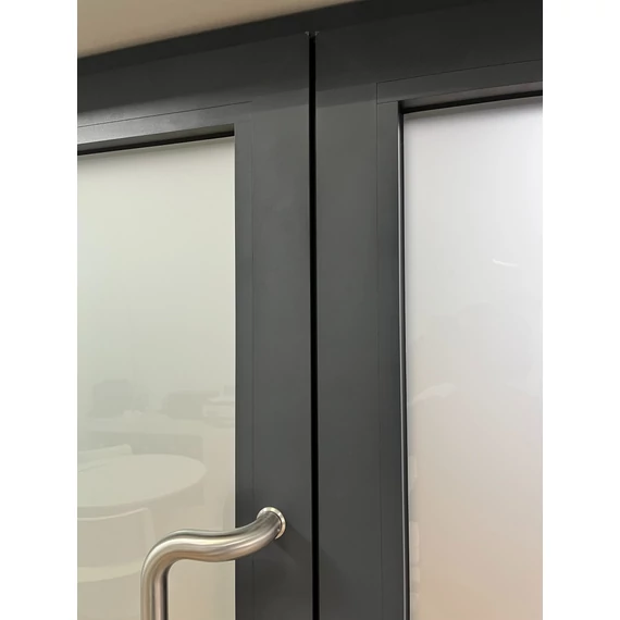 Hőszigetelt, savmart, kétszárnyú aluminium üveges ajtó, 3 rétegű üveggel, 1500x2100 mm